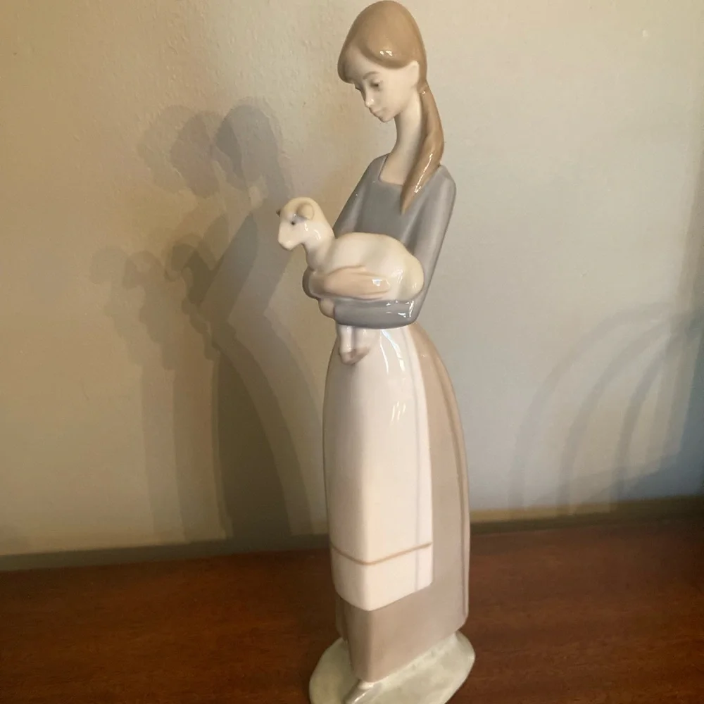 Lladro Girl With Lamb figurine - Picture 8 of 8